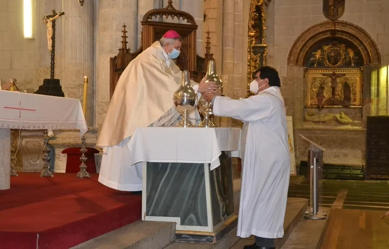 Foto 9 - Los sacerdotes diocesanos se re&uacute;nen en la misa de consagraci&oacute;n del Santo Crisma