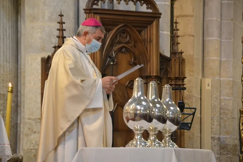 Foto 8 - Los sacerdotes diocesanos se re&uacute;nen en la misa de consagraci&oacute;n del Santo Crisma
