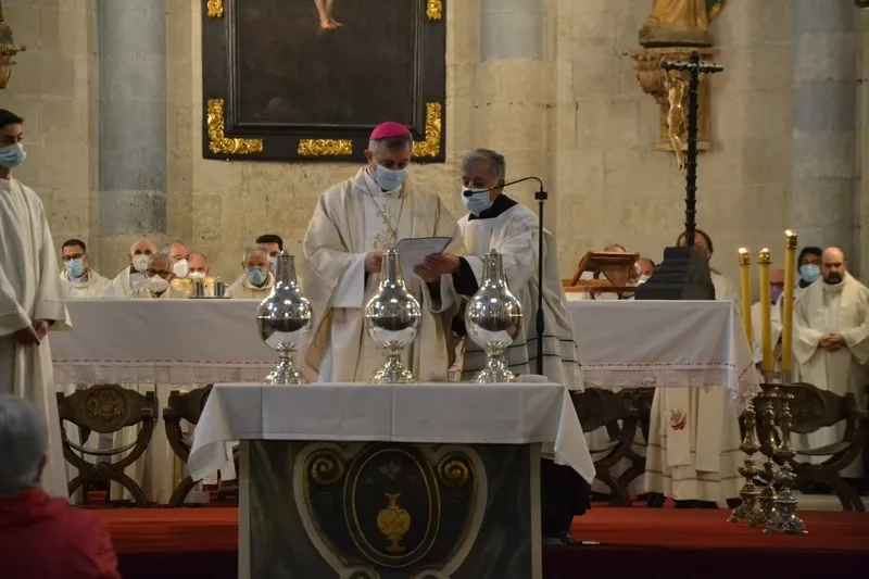 Foto 7 - Los sacerdotes diocesanos se re&uacute;nen en la misa de consagraci&oacute;n del Santo Crisma