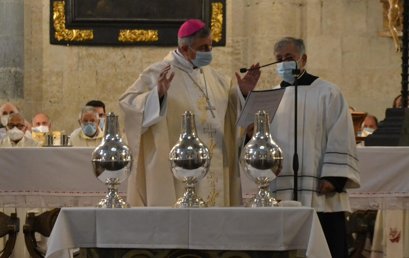 Foto 6 - Los sacerdotes diocesanos se reúnen en la misa de consagración del Santo Crisma