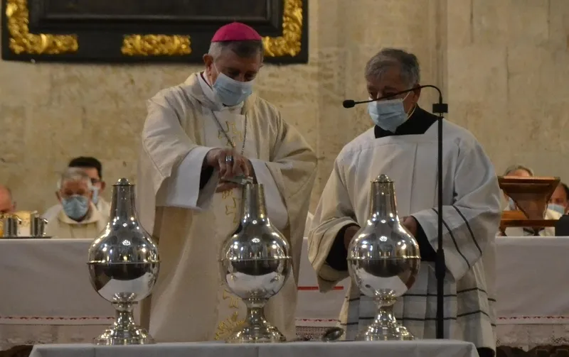 Foto 4 - Los sacerdotes diocesanos se re&uacute;nen en la misa de consagraci&oacute;n del Santo Crisma