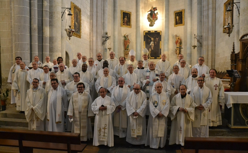 Foto 2 - Los sacerdotes diocesanos se reúnen en la misa de consagración del Santo Crisma