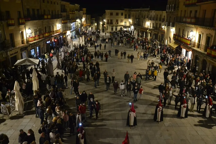 Foto 4 - Fant&aacute;stico ambiente callejero en la jornada del Jueves Santo producto de la espl&eacute;ndida meteorolog&iacute;a
