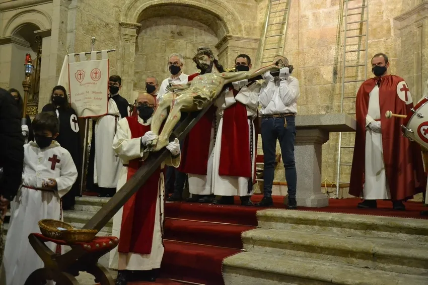 Foto 11 - Fieles de todas las edades acuden a hacerle la reverencia al Cristo del Silencio