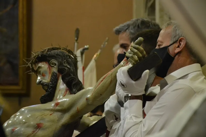 Foto 10 - Fieles de todas las edades acuden a hacerle la reverencia al Cristo del Silencio