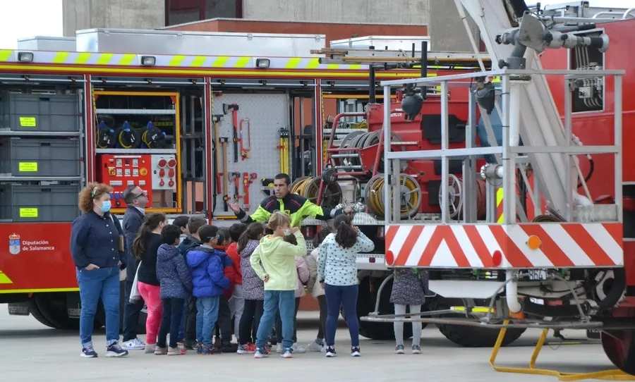 Foto 9 - Cerca de 550 escolares descubren los entresijos del Parque de Bomberos y c&oacute;mo reaccionar a un fuego