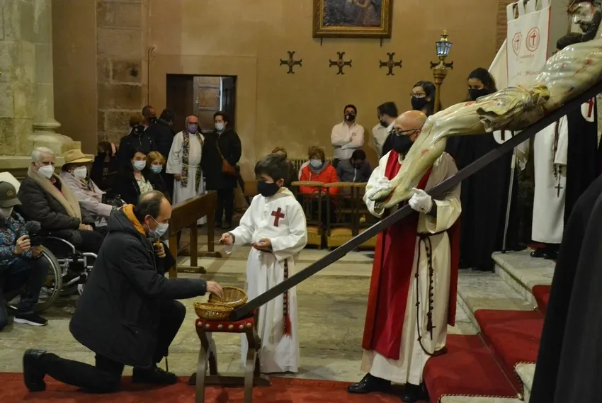 Foto 9 - Fieles de todas las edades acuden a hacerle la reverencia al Cristo del Silencio