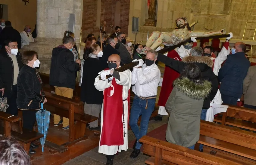 Foto 8 - Fieles de todas las edades acuden a hacerle la reverencia al Cristo del Silencio
