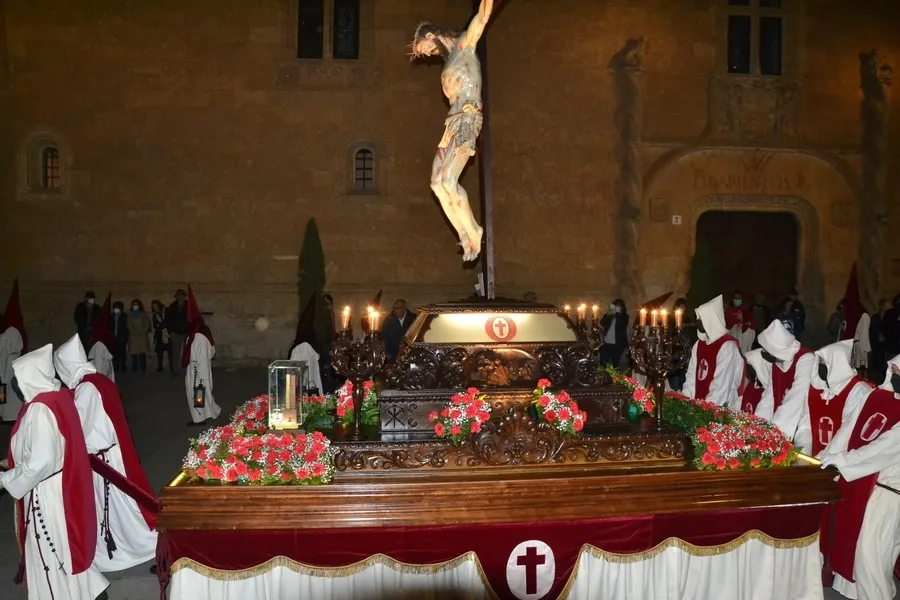 Foto 11 - El restaurado Cristo del Silencio reina en la noche del Jueves Santo junto al debutante Lignum Crucis