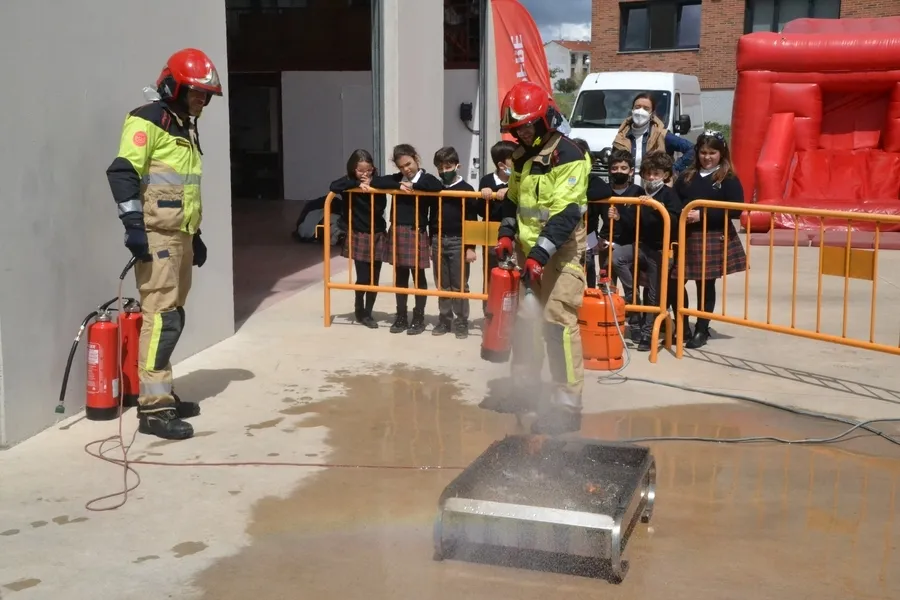 Foto 8 - Cerca de 550 escolares descubren los entresijos del Parque de Bomberos y c&oacute;mo reaccionar a un fuego