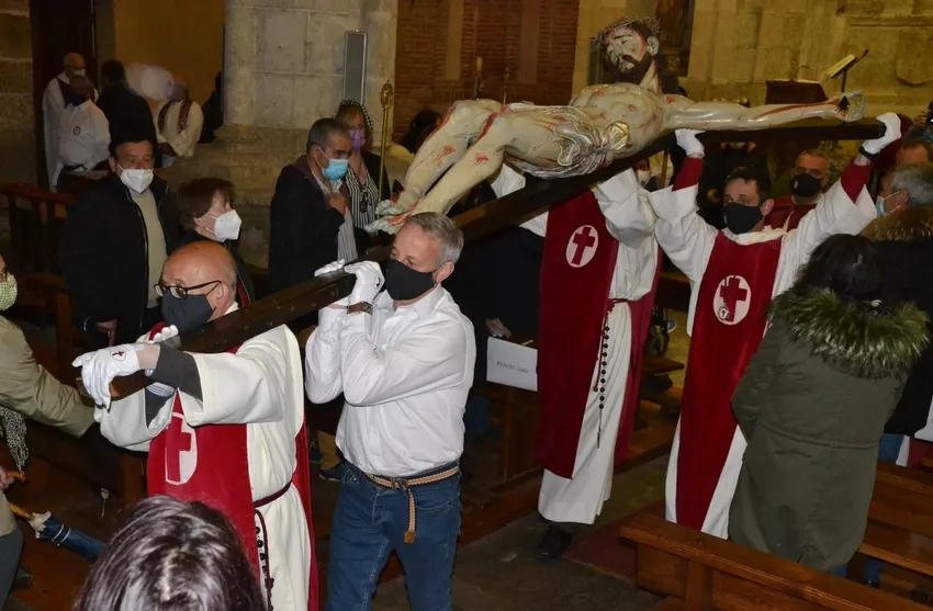 Foto 7 - Fieles de todas las edades acuden a hacerle la reverencia al Cristo del Silencio
