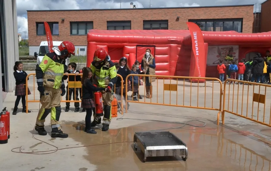 Foto 7 - Cerca de 550 escolares descubren los entresijos del Parque de Bomberos y c&oacute;mo reaccionar a un fuego
