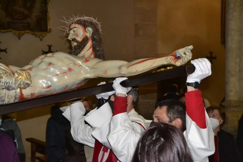 Foto 6 - Fieles de todas las edades acuden a hacerle la reverencia al Cristo del Silencio