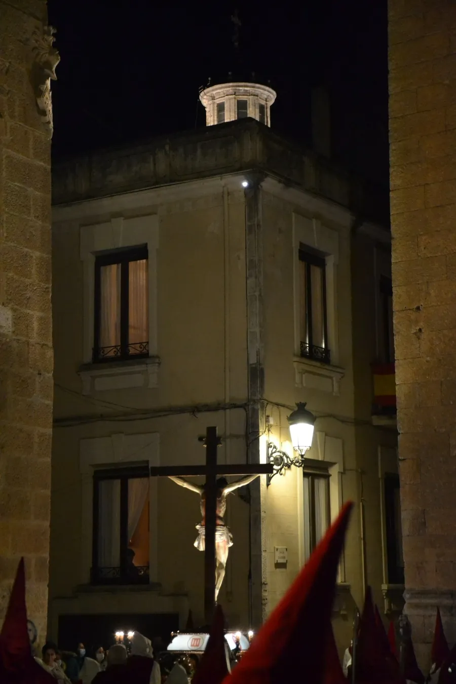 Foto 10 - El restaurado Cristo del Silencio reina en la noche del Jueves Santo junto al debutante Lignum Crucis