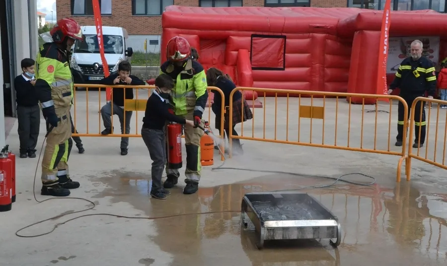 Foto 6 - Cerca de 550 escolares descubren los entresijos del Parque de Bomberos y c&oacute;mo reaccionar a un fuego