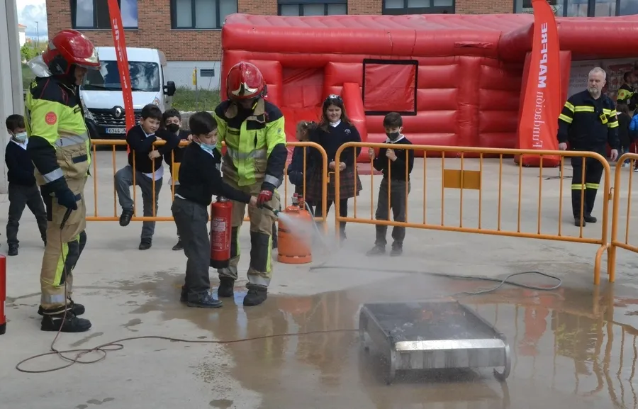 Foto 5 - Cerca de 550 escolares descubren los entresijos del Parque de Bomberos y c&oacute;mo reaccionar a un fuego