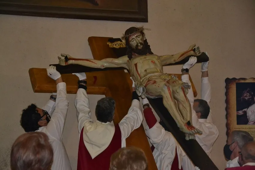 Foto 5 - Fieles de todas las edades acuden a hacerle la reverencia al Cristo del Silencio