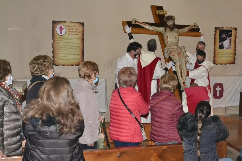 Foto 4 - Fieles de todas las edades acuden a hacerle la reverencia al Cristo del Silencio