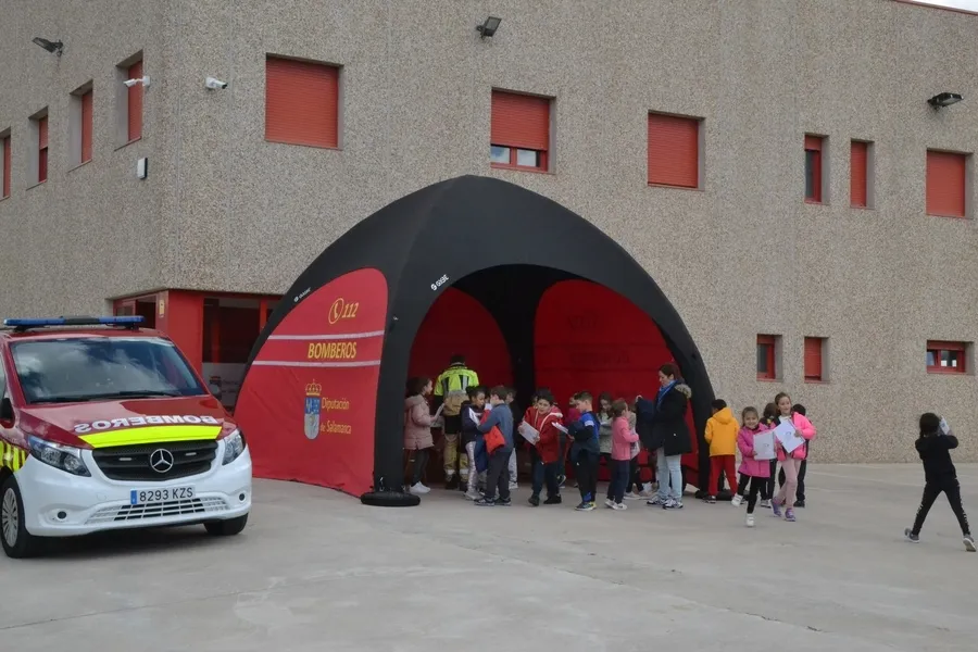 Foto 3 - Cerca de 550 escolares descubren los entresijos del Parque de Bomberos y c&oacute;mo reaccionar a un fuego
