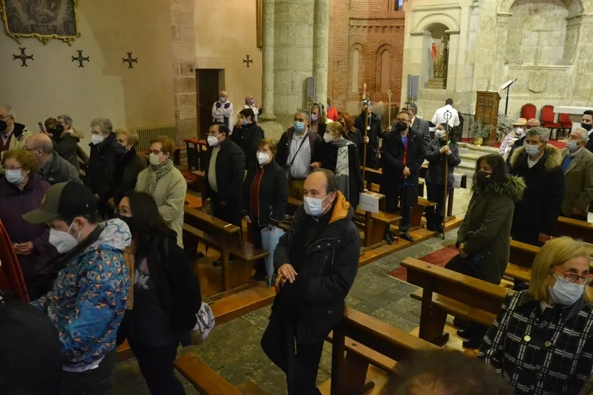 Foto 3 - Fieles de todas las edades acuden a hacerle la reverencia al Cristo del Silencio