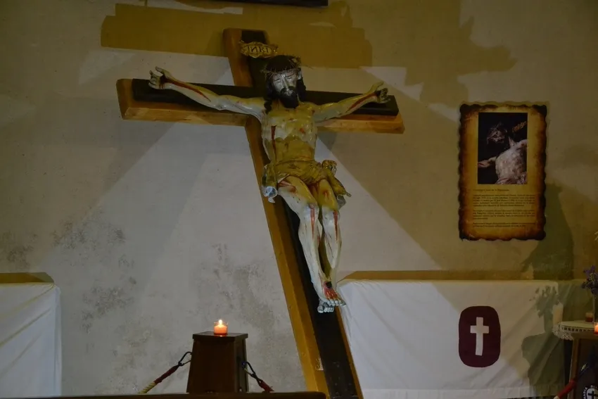 Foto 2 - Fieles de todas las edades acuden a hacerle la reverencia al Cristo del Silencio