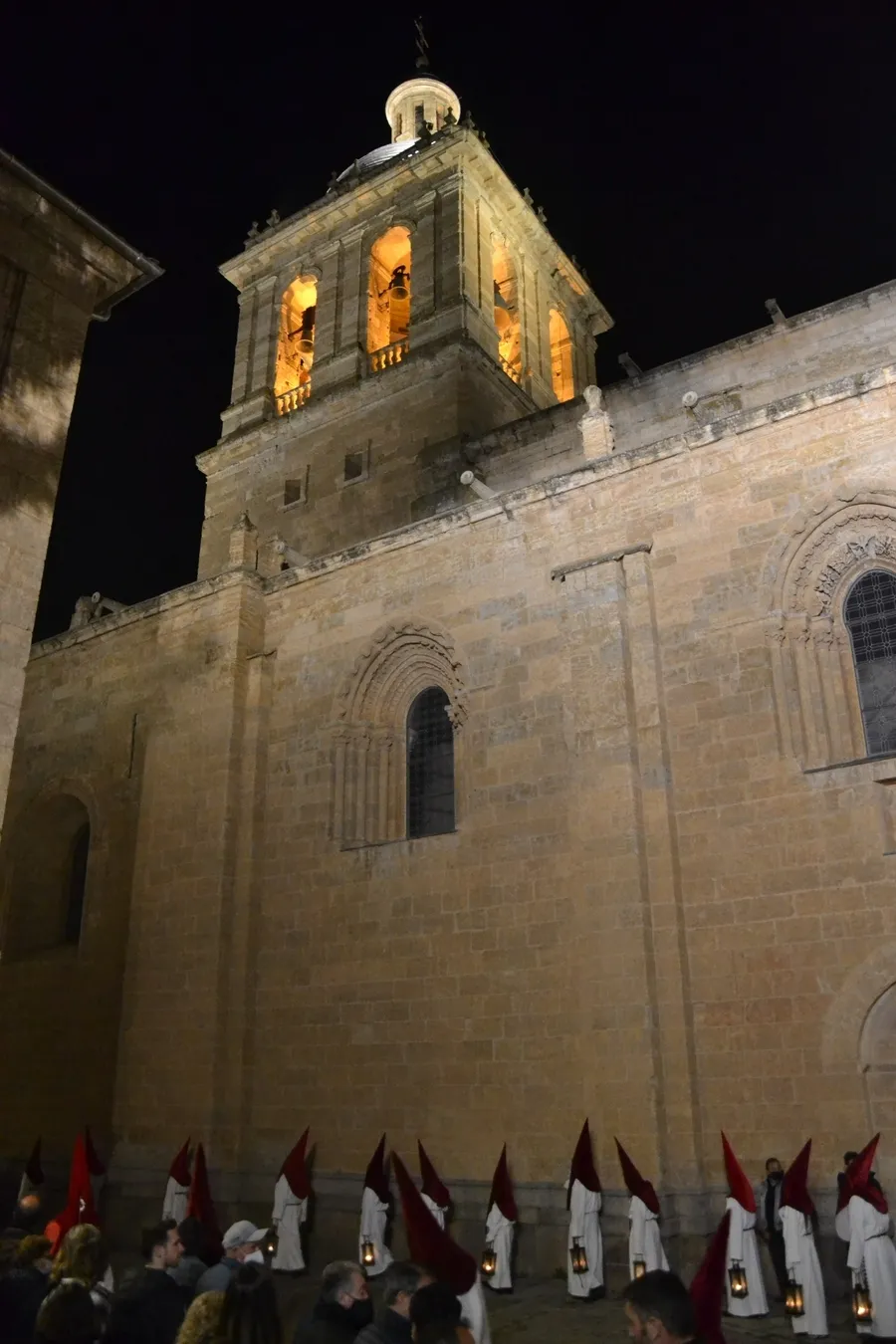 Foto 6 - El restaurado Cristo del Silencio reina en la noche del Jueves Santo junto al debutante Lignum Crucis