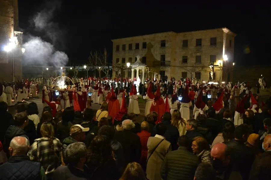 Foto 7 - El restaurado Cristo del Silencio reina en la noche del Jueves Santo junto al debutante Lignum Crucis