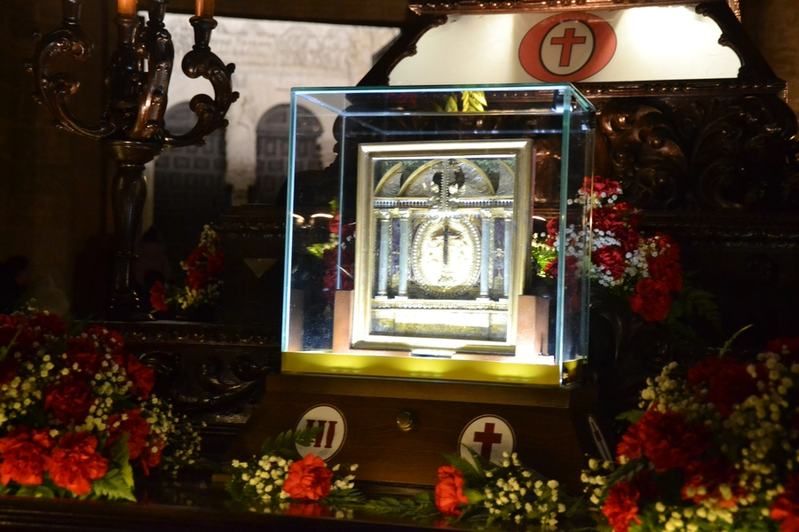 Foto 5 - El restaurado Cristo del Silencio reina en la noche del Jueves Santo junto al debutante Lignum Crucis