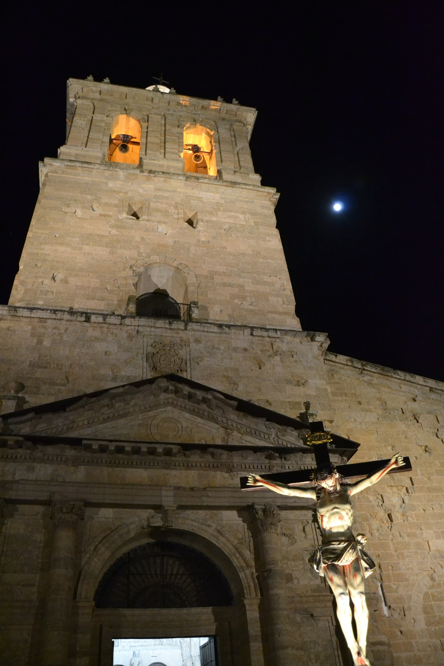 Foto 3 - El restaurado Cristo del Silencio reina en la noche del Jueves Santo junto al debutante Lignum Crucis