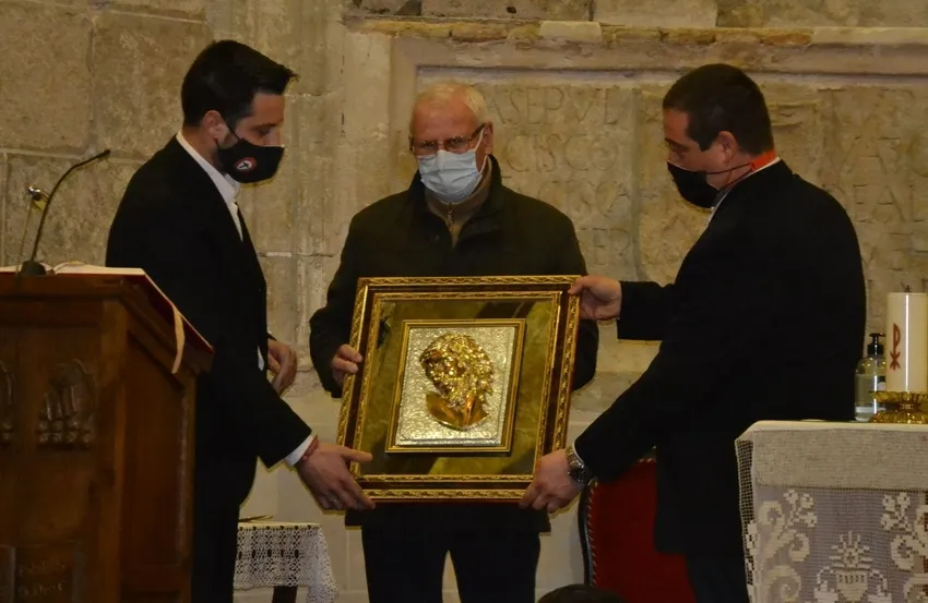 Foto 4 - La Cofrad&iacute;a del Silencio homenajea por sorpresa a su capell&aacute;n, &Aacute;ngel Mart&iacute;n Carballo