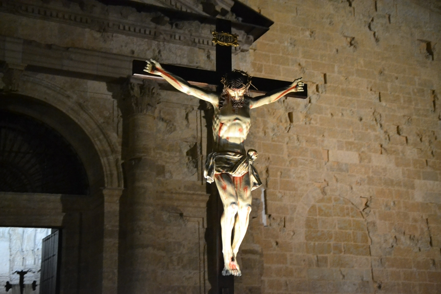 Foto 4 - El restaurado Cristo del Silencio reina en la noche del Jueves Santo junto al debutante Lignum Crucis