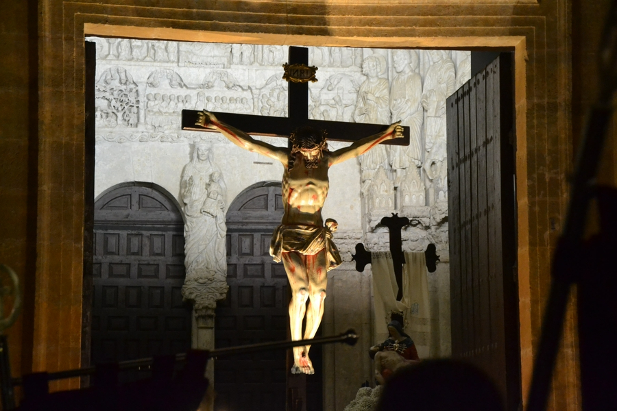 Foto 2 - El restaurado Cristo del Silencio reina en la noche del Jueves Santo junto al debutante Lignum Crucis