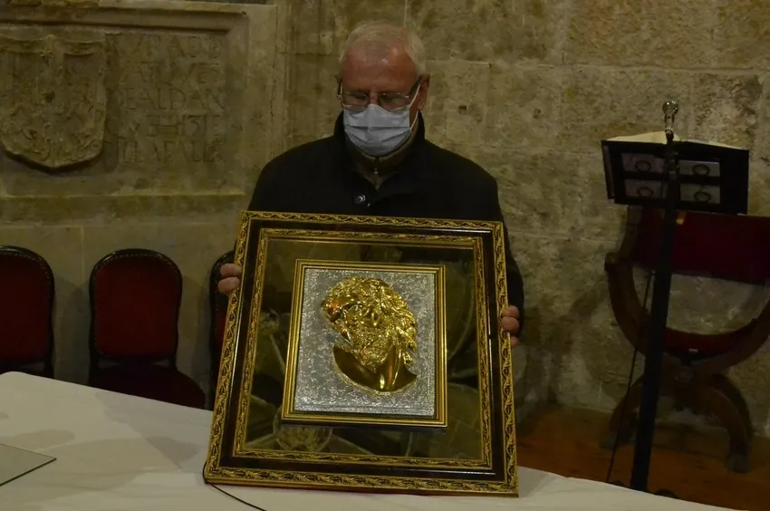 Foto 2 - La Cofrad&iacute;a del Silencio homenajea por sorpresa a su capell&aacute;n, &Aacute;ngel Mart&iacute;n Carballo