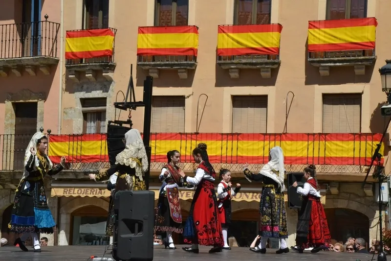 Foto 11 - Grupos locales con variedad de edades protagonizan las primeras horas de la vuelta de La Charrada