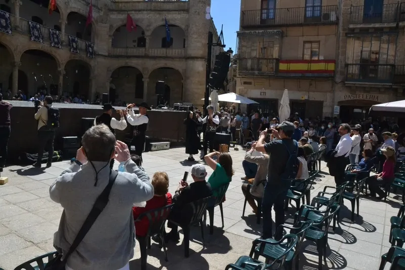 Foto 9 - Grupos locales con variedad de edades protagonizan las primeras horas de la vuelta de La Charrada