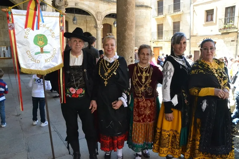 Foto 7 - Grupos locales con variedad de edades protagonizan las primeras horas de la vuelta de La Charrada