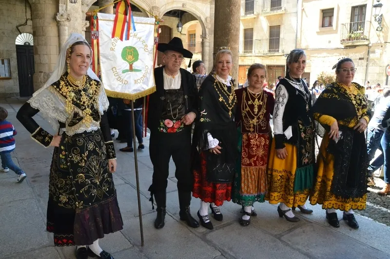 Foto 6 - Grupos locales con variedad de edades protagonizan las primeras horas de la vuelta de La Charrada