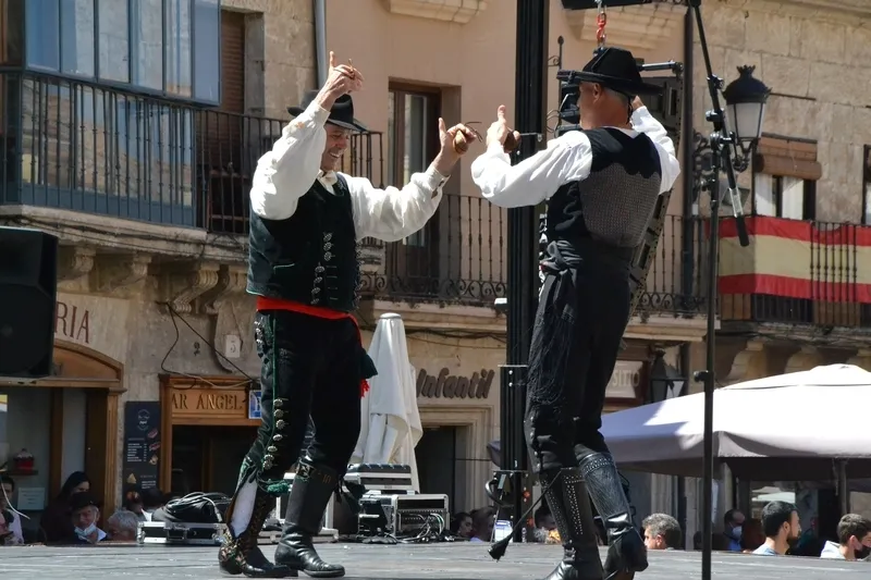 Foto 5 - Grupos locales con variedad de edades protagonizan las primeras horas de la vuelta de La Charrada