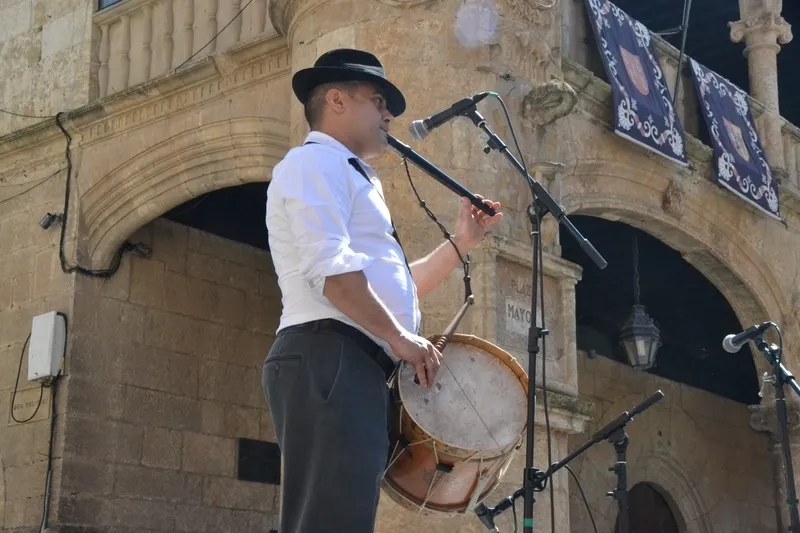 Foto 4 - Grupos locales con variedad de edades protagonizan las primeras horas de la vuelta de La Charrada