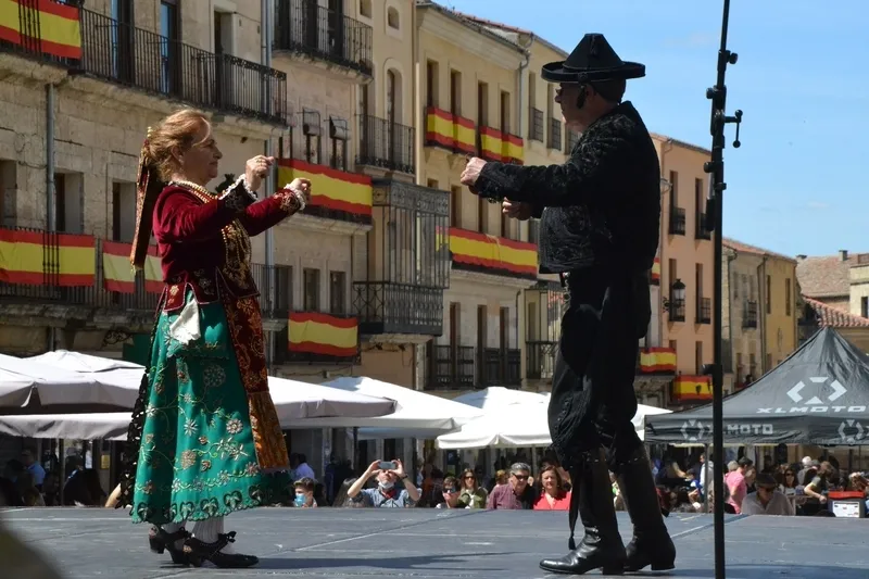 Foto 3 - Grupos locales con variedad de edades protagonizan las primeras horas de la vuelta de La Charrada
