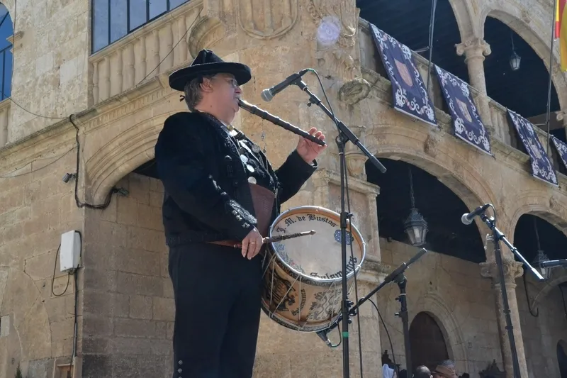Foto 2 - Grupos locales con variedad de edades protagonizan las primeras horas de la vuelta de La Charrada