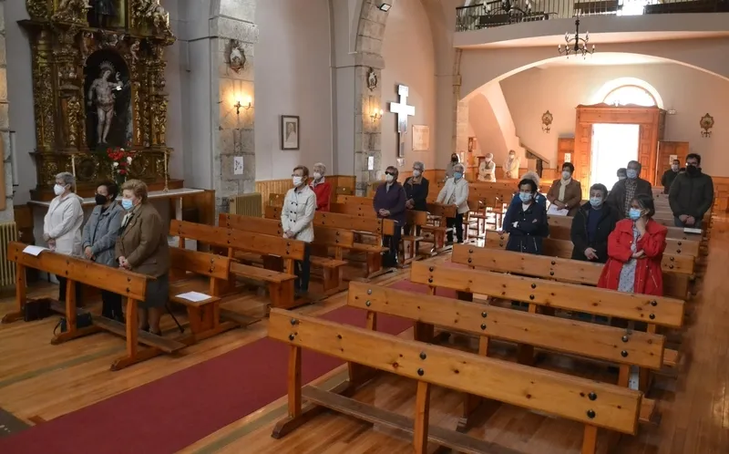 Foto 6 - Recuerdo a las cofrades difuntas en la recta final de la novena a la Virgen de los Remedios
