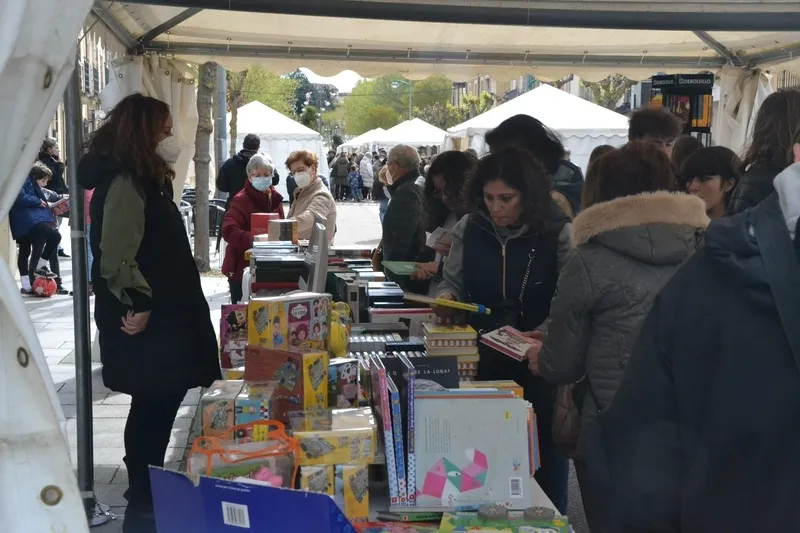 Foto 9 - El sol facilita una buena tarde de Feria del Libro con mucho protagonismo infantil