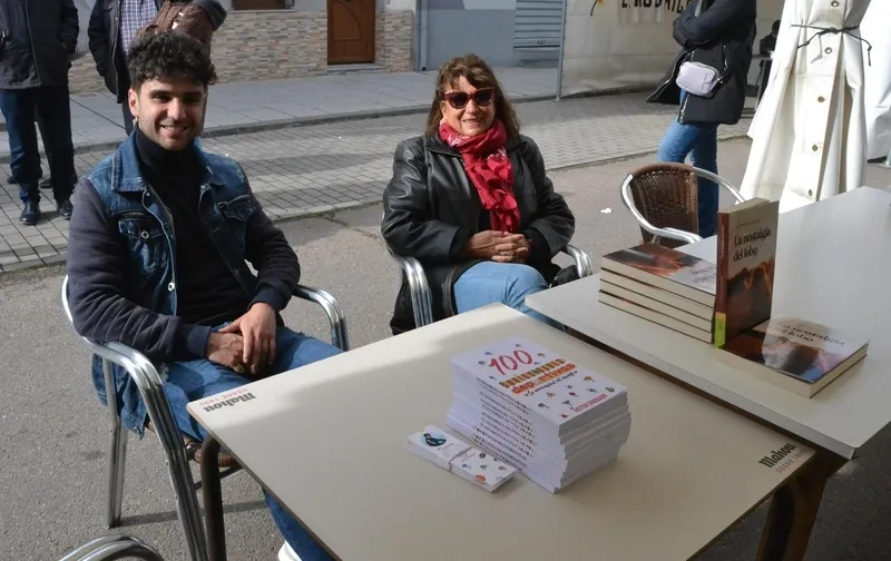Foto 8 - El sol facilita una buena tarde de Feria del Libro con mucho protagonismo infantil