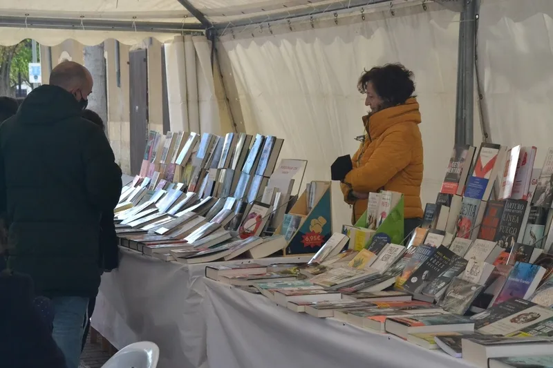 Foto 7 - El sol facilita una buena tarde de Feria del Libro con mucho protagonismo infantil