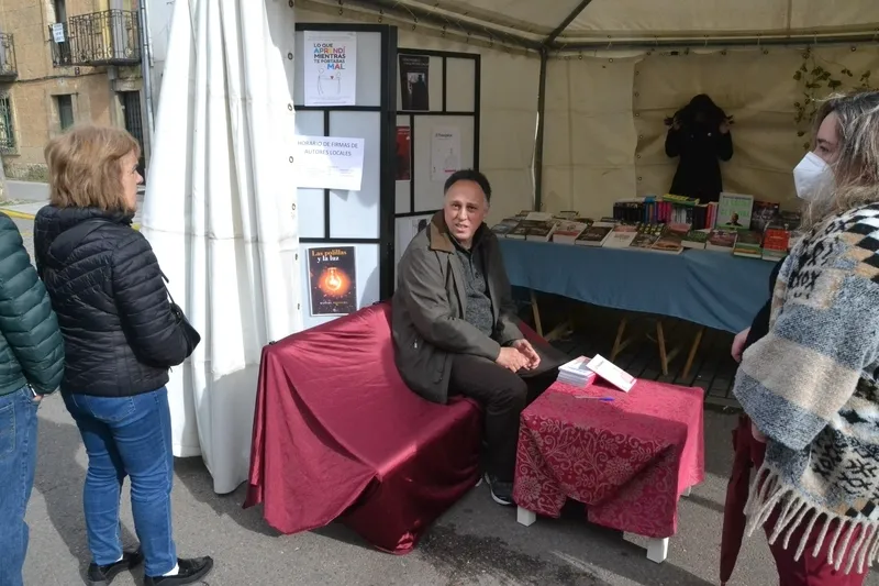 Foto 4 - El sol facilita una buena tarde de Feria del Libro con mucho protagonismo infantil