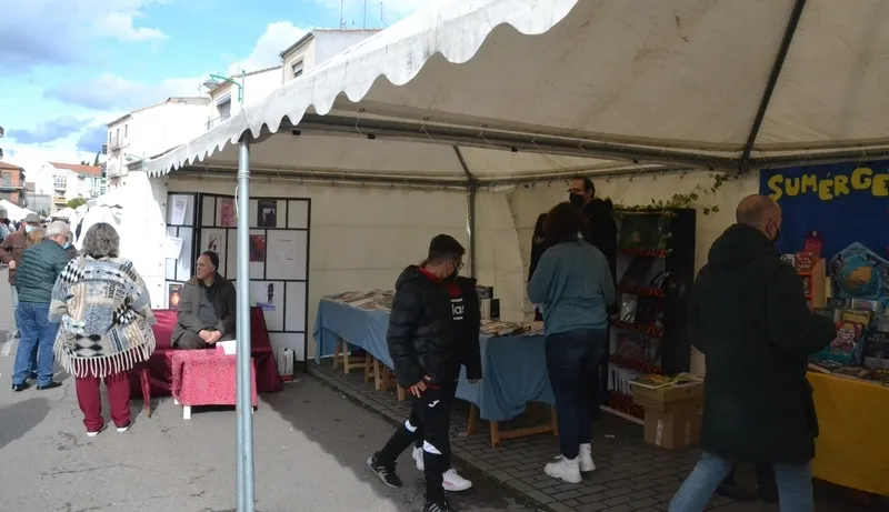 Foto 3 - El sol facilita una buena tarde de Feria del Libro con mucho protagonismo infantil
