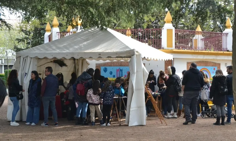 Foto 2 - El sol facilita una buena tarde de Feria del Libro con mucho protagonismo infantil