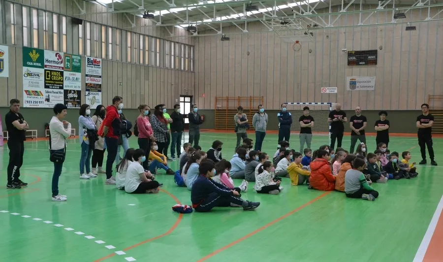 Foto 5 - Medio centenar de chavales se conciencia sobre el acoso escolar