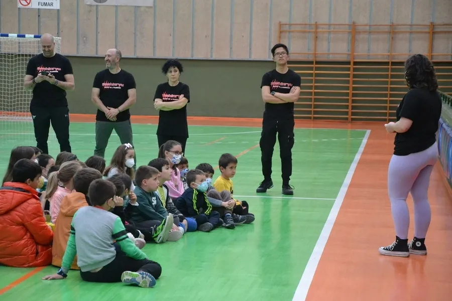 Foto 4 - Medio centenar de chavales se conciencia sobre el acoso escolar